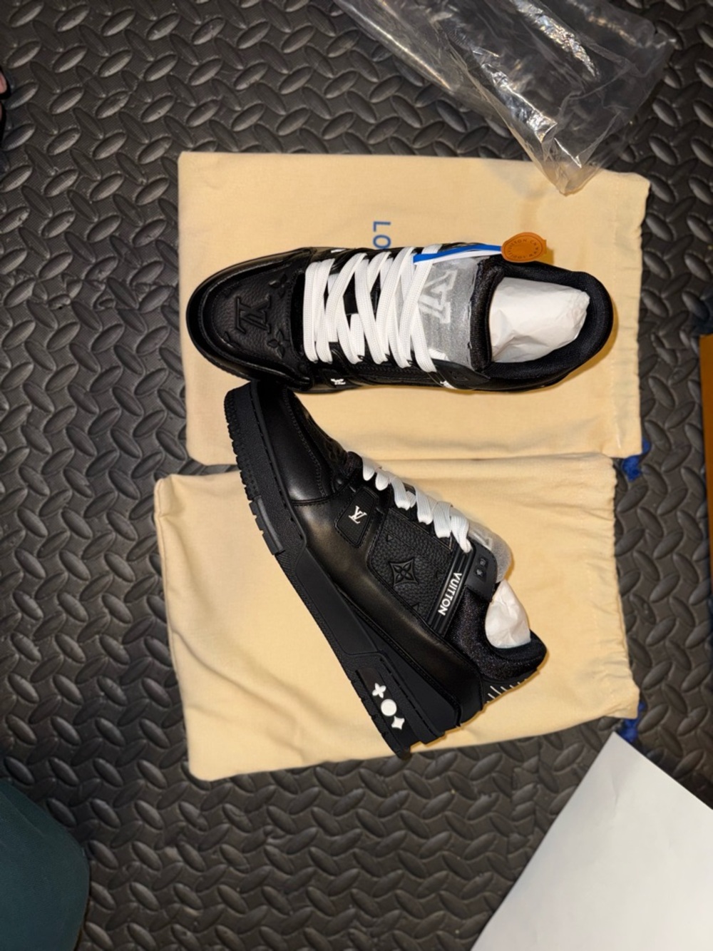 Top quality Louis Vuitton Black & White Men’s Low-Top Sneakers